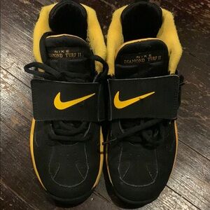 Nike Diamond Turf II Black and Yellow Sneakers boys size 4Y